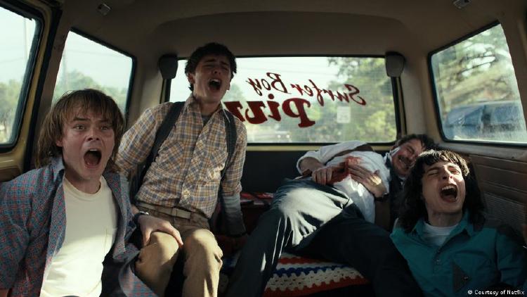 Stranger Things actores Por cuarta vez, los actores Charlie Heaton (izq.), Noah Schnapp (2º por la izq.) y Finn Wolfhard (derecha) volvieron a \"Stranger Things\".