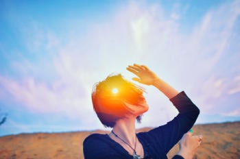 mujer atardecer naturaleza