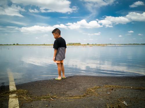 Niño inundacion