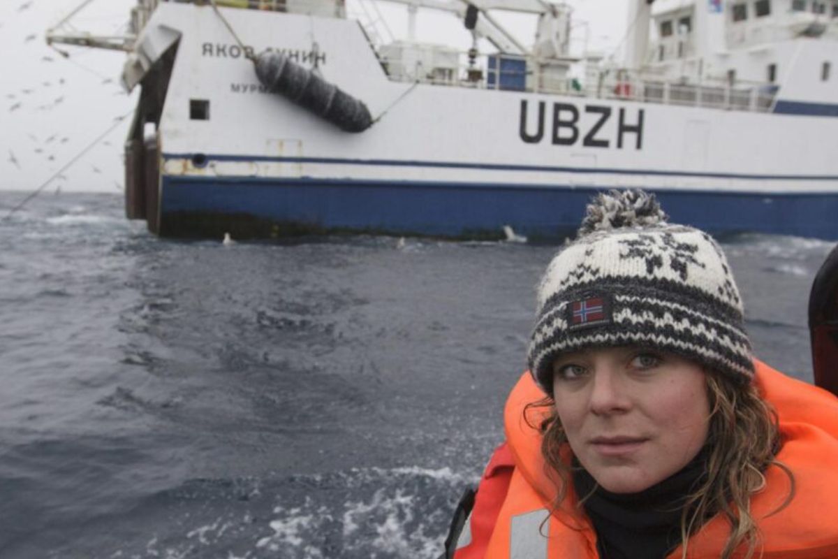 Ariana Densham siguiendo embarcaciones pesqueras en el Mar de Barents; al fondo se observa el arrastrero ruso Yakov Gunin. © Nick Cobbing / Greenpeace