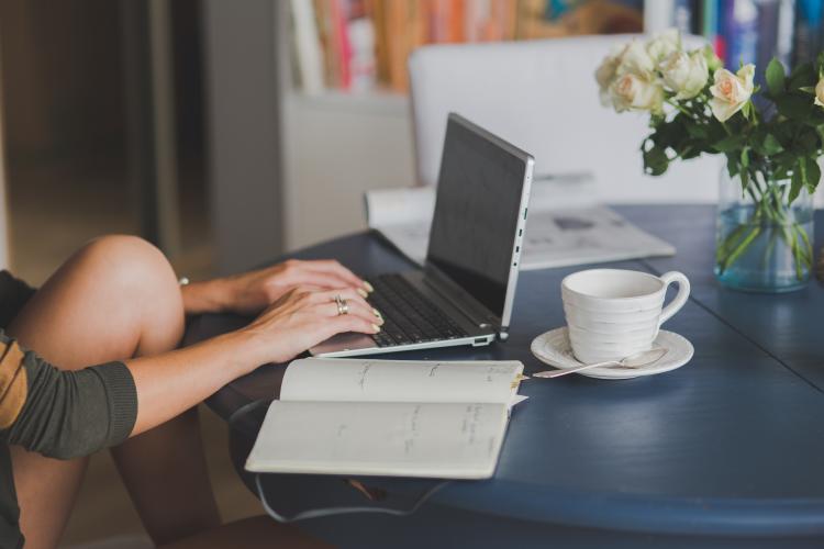 person-using-black-and-silver-laptop-computer-4012966 (1)