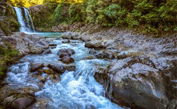 hermosa cascada de un rio 