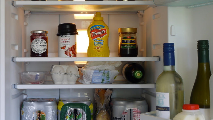 nevera con comida nevera con diferentes envases de comida organizada