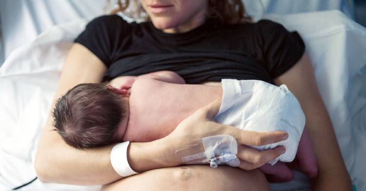 retrasar los baños de recien nacidos aumenta lactancia materna