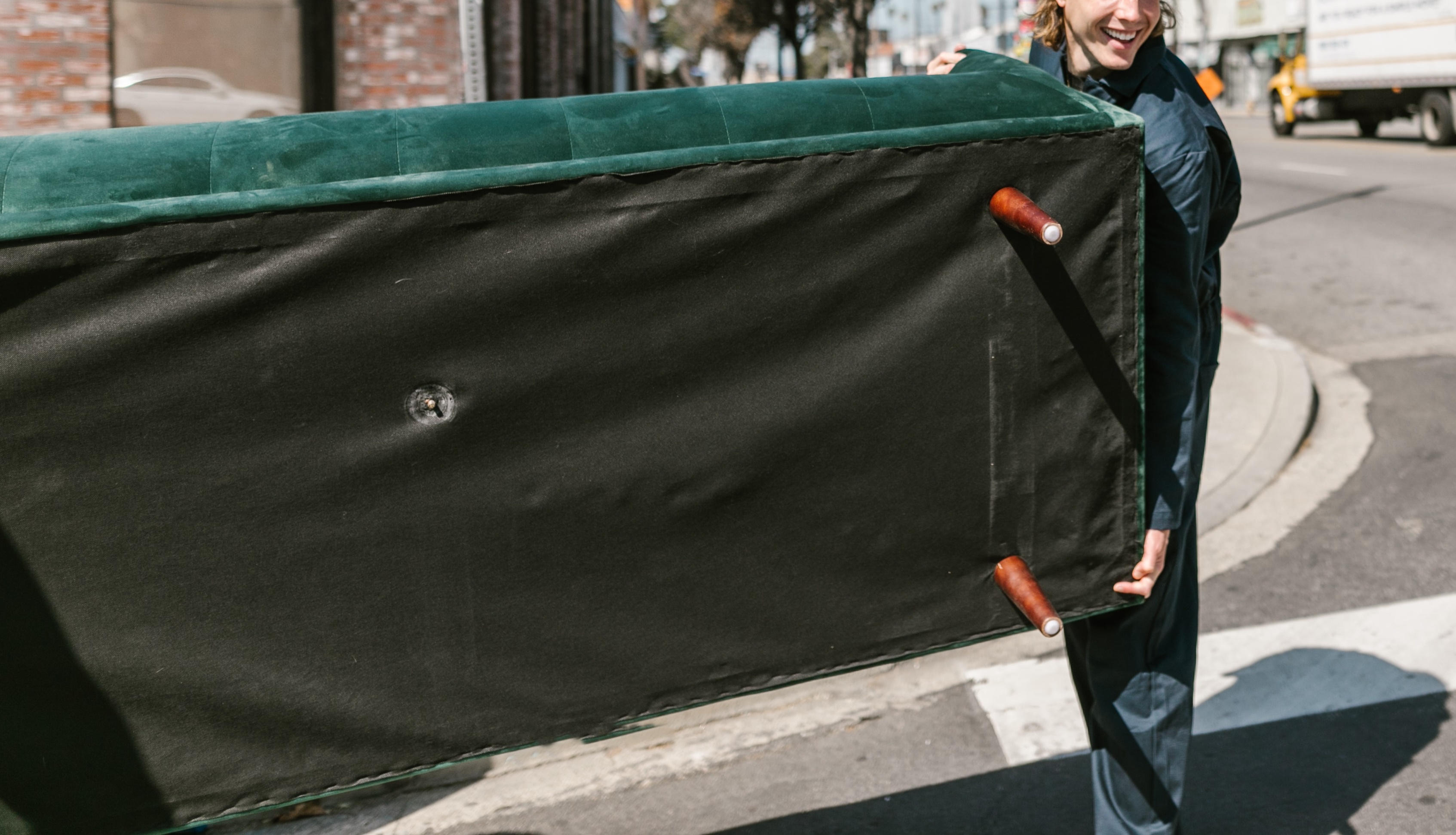 Foto de RODNAE Productions en Pexels Hombre levantando sofa en la calle