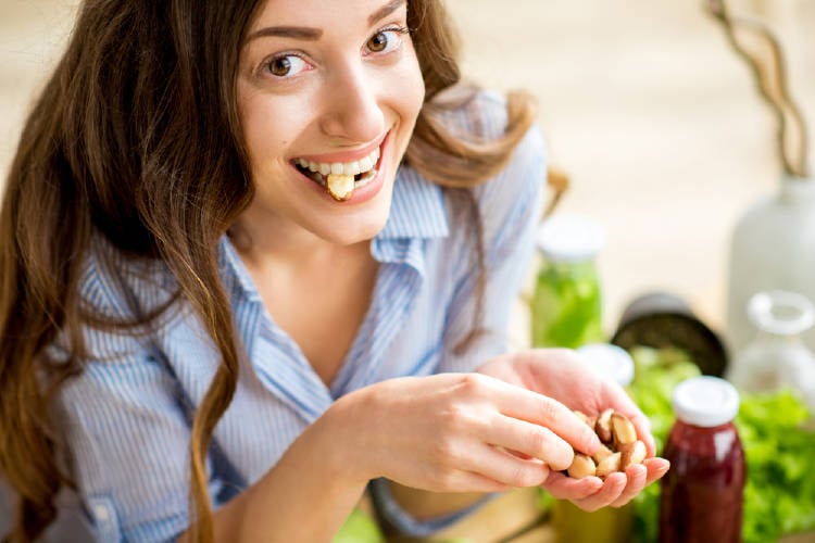 mujer frutos secos