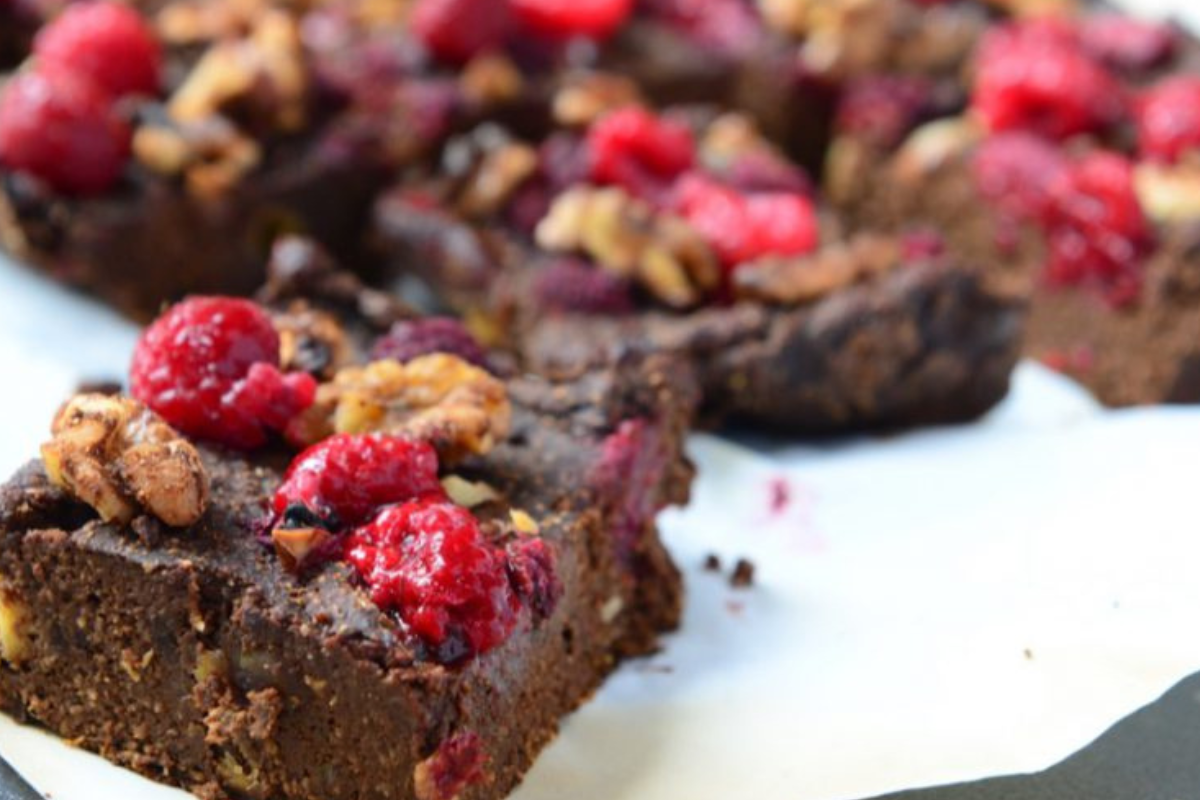 brownie frutos rojos Los endulzantes como la miel o el azúcar de coco, harinas alternativas como la de arroz, garbanzo o almendra, y grasas saludables como el aceite de coco o el puré de manzana. (Foto: Para Ti)