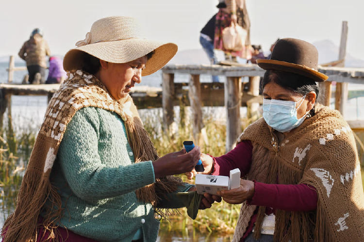 Lideresas realizan una práctica de monitoreo de agua en la orilla del Titicaca para dar seguimiento en sus comunidades. Crédito: Mujeres Unidas en Defensa del Agua