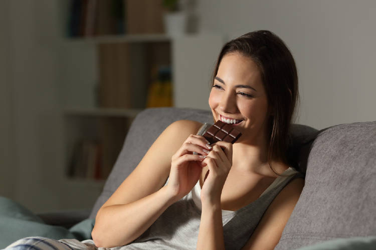 chica comiendo chocolate hambre emocional chica comiendo chocolate hambre emocional
