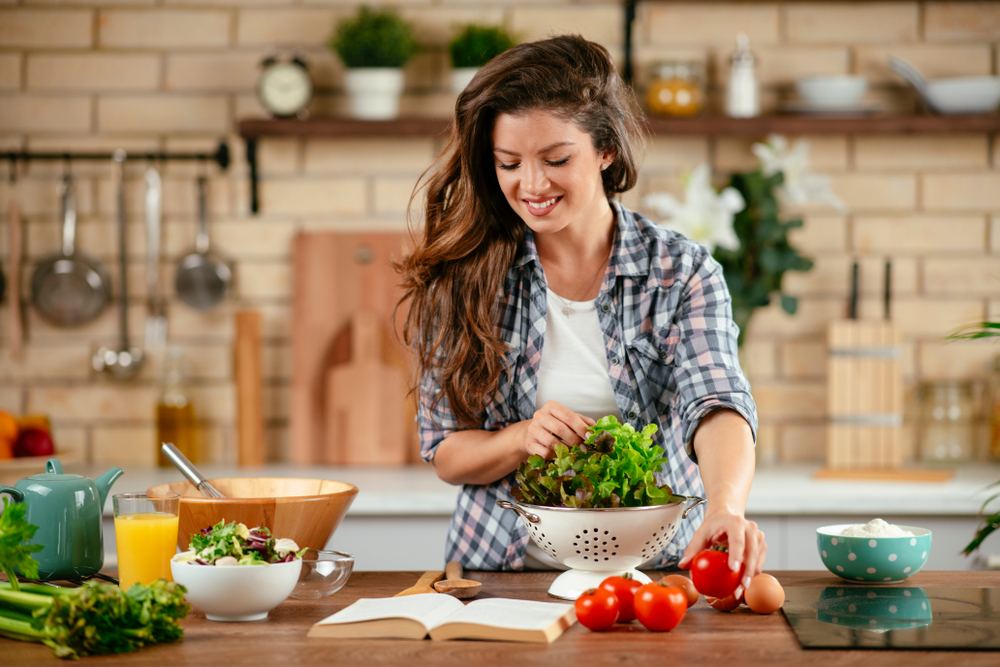 alimentacion consciente: mujer prepara una ensalada