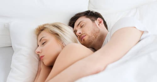 Cual Es El Significado De Dormir En Cucharita Con Tu Pareja Bioguia
