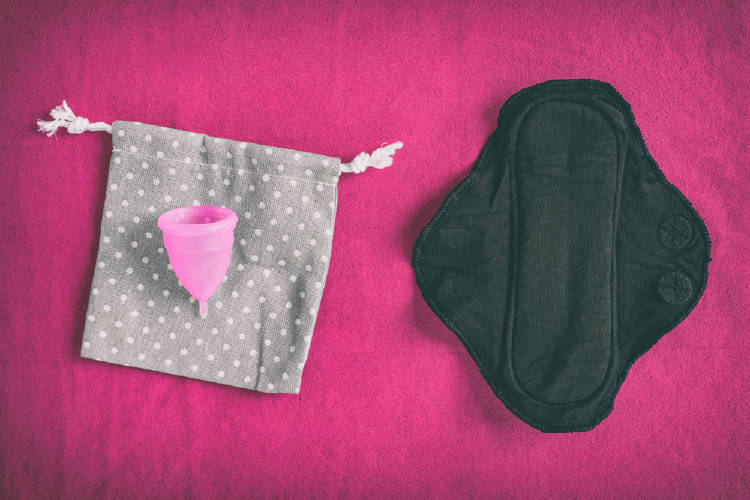 Compresa de tela y copa menstrual