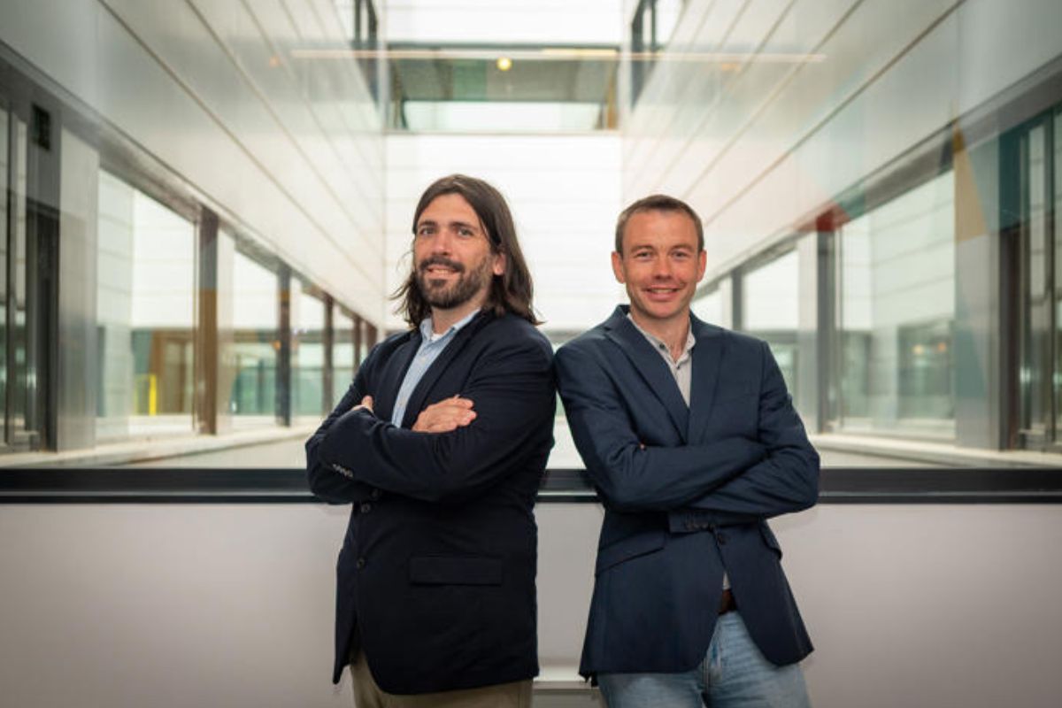 Los biólogos moleculares Alejo Rodríguez Fraticelli y Lars Velten, del Instituto de Investigación Biomédica (IRB) y el Centro de Regulación Genómica (CRG), en Barcelona.© Albert Armengol (EL PAÍS)