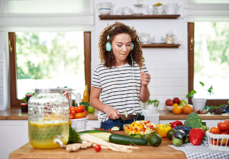mujer cocinar Una mujer cocina mientras escucha musica