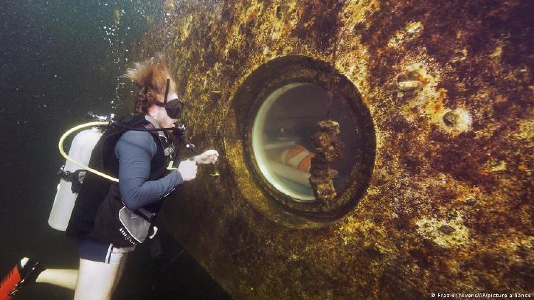 \"¡Entonces, sospechamos que voy a salir como un súper humano!\", indicó Dituri, quien en la foto echa un vistazo al hábitat ubicado en el Jules Undersea Lodge en Cayo Largo, Florida, EE. UU.