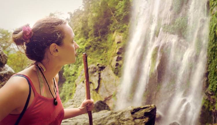 mochilera en una cascada trekking ecoturiso