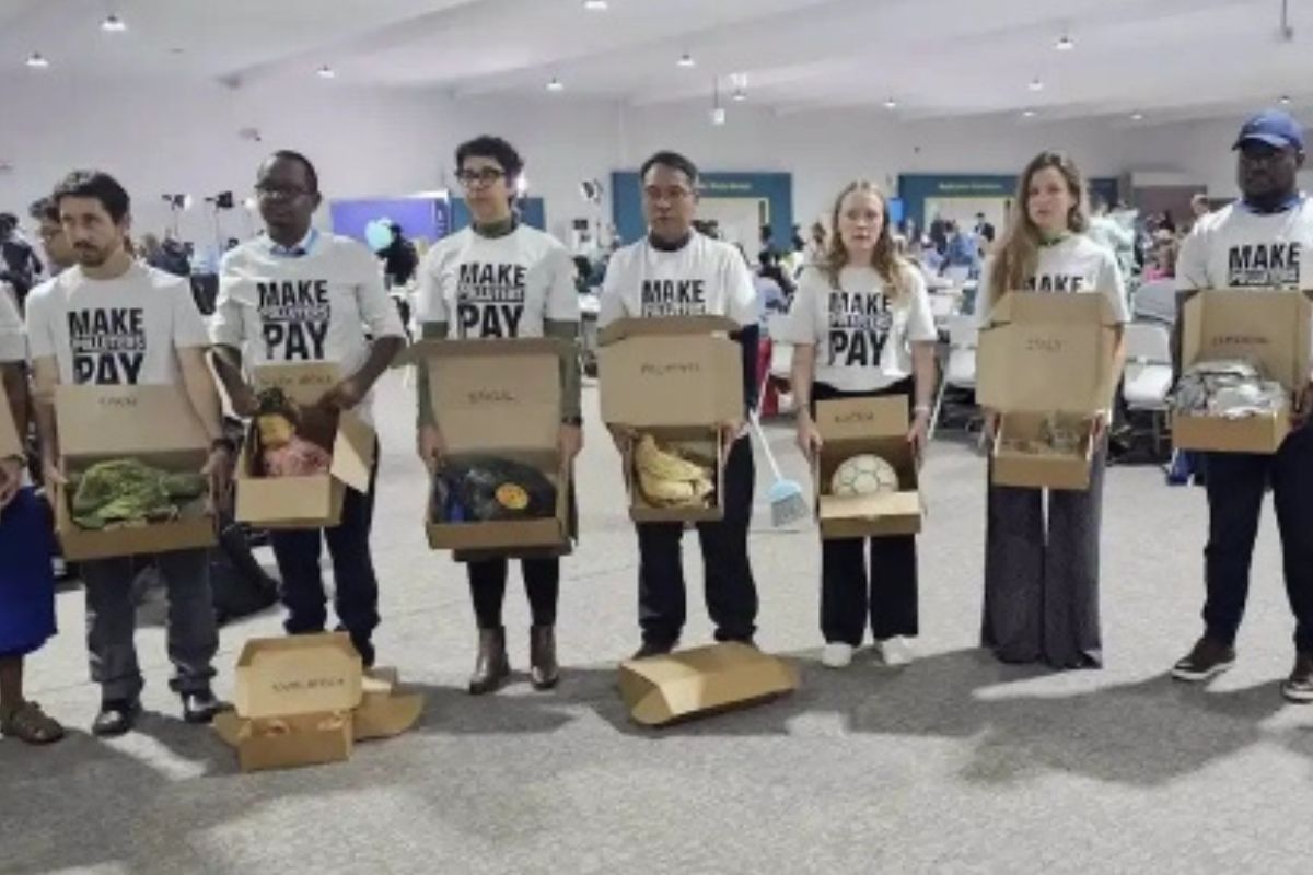 cop29 Greenpeace llevó hasta Bakú (Azerbaiyán) restos de desastres climáticos sucedidos en los cinco continentes para darselos a los \"lobistas\" de la industria fósil