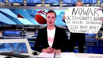 Marina Ovsianikova desde redacción rusa La periodista Marina Ovsianikova (derecha) sostiene un cartel antiguerra frente a las cámaras de un informativo ruso.