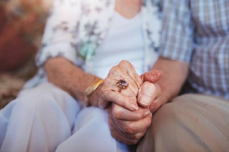 Una pareja de ancianos dándose de la mano