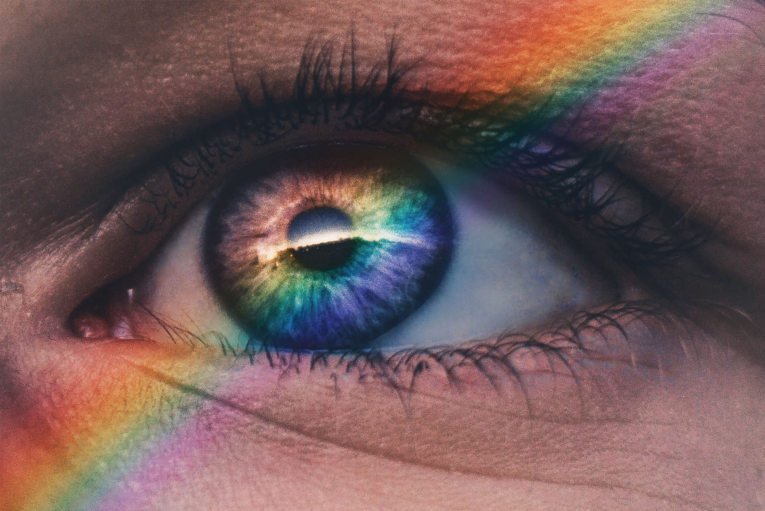 Un arcoiris sobre el ojo de una persona