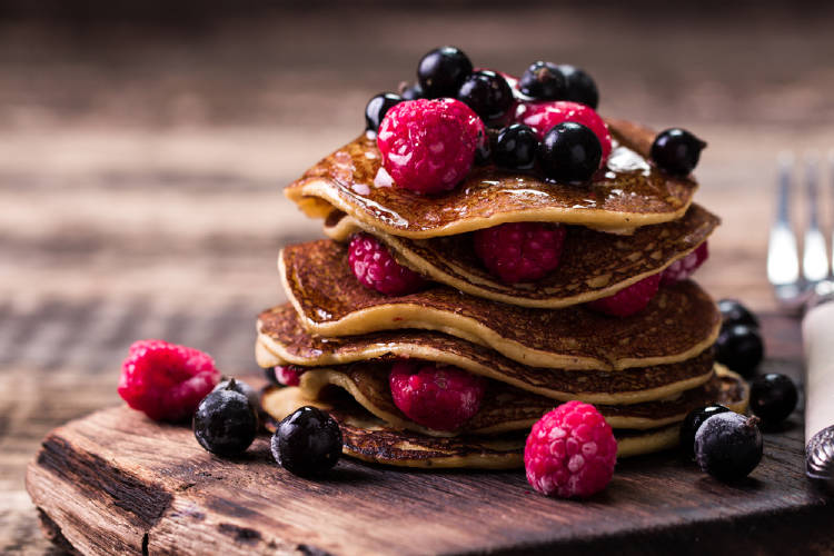 Pancakes de alforfón con frutos rojos