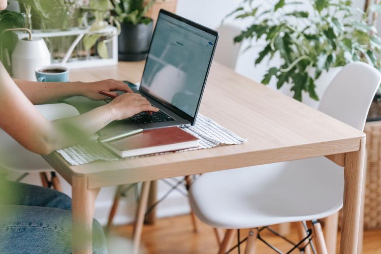 Foto de Teona Swift en Pexels Persona trabajando en su casa con su ordenador