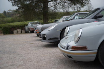 Autos Porsche estacionados