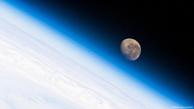 Cohete que chocará con la Luna Imagen espacial de la Luna y la Tierra