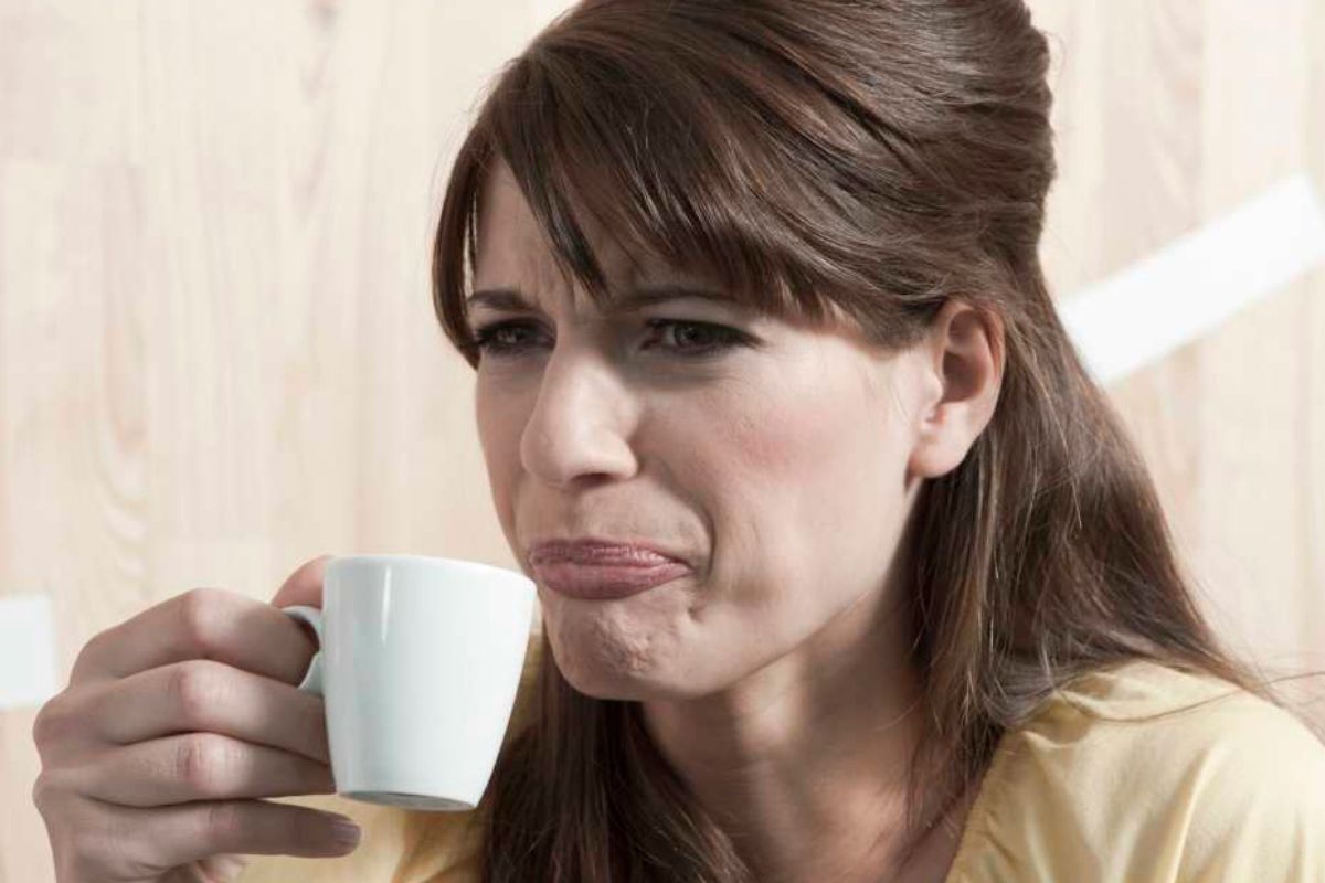 mujer con cafe Woman sipping a cup of coffee and making an expression of disgust (Representative Image Source: Getty Images | Westend61)