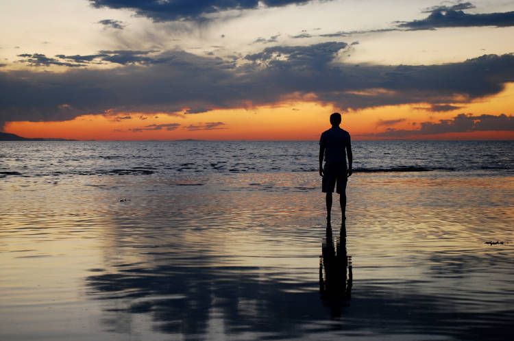 hombre playa atardecer