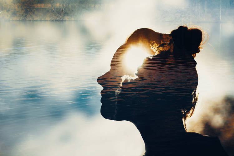 mujer atardecer agua mujer atardecer agua