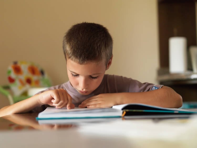 niño leyendo