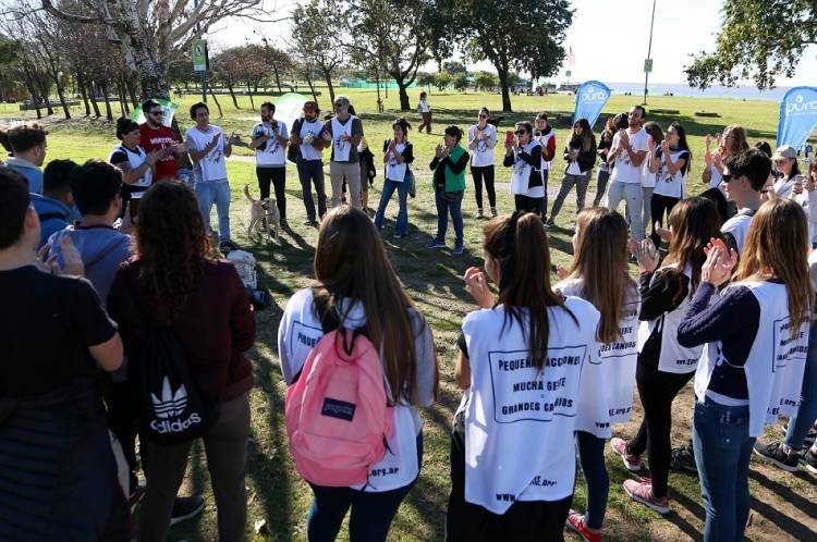 Los voluntarios que participaron de la limpieza del río