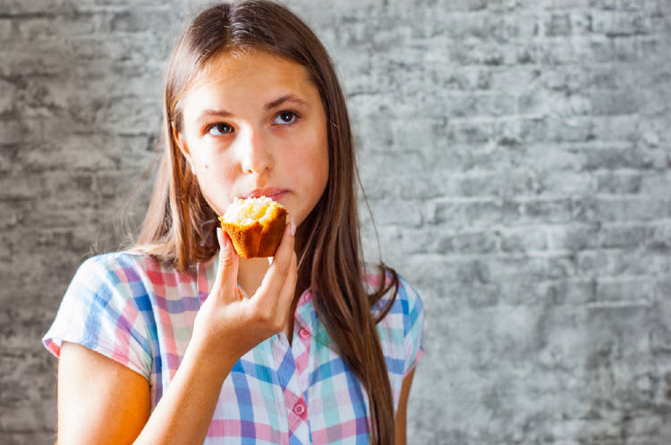 chica comiendo muffin hambre emocional chica comiendo muffin hambre emocional