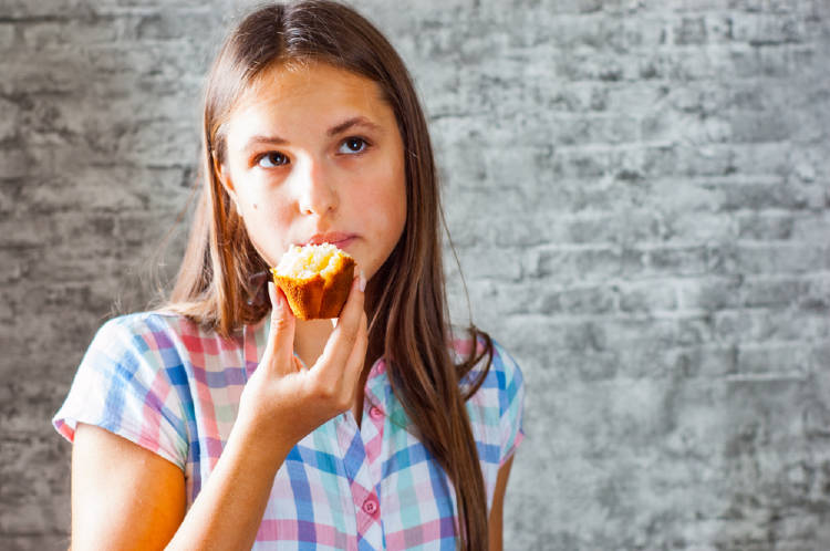 chica comiendo muffin hambre emocional