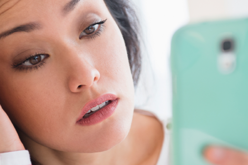 mujer con celular Esta forma de interacción puede desencadenar ansiedad, tristeza y sentimientos de invalidez en quienes lo padecen, evidenciando el impacto real de las relaciones intermitentes en la salud emocional. (foto: pillowtalk newsletter.com)