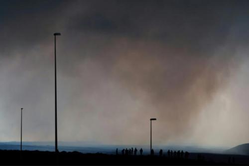 neblina Unos turistas observan desde una carretera cercana al aeropuerto de Keflavik, en Islandia, la nube de la erupción volcánica en la península de Reykjanes el 16 de julio de 2025© Halldor Kolbeins