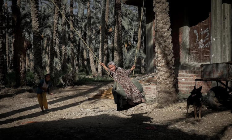 NIÑA BALANCEARSE NIÑA BALANCEARSE