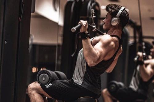 hombre musculoso La vigorexia es mucho más que una moda o un exceso de vanidad. Es un problema de salud mental que se esconde detrás de rutinas estrictas y cuerpos musculosos. (PINTEREST)