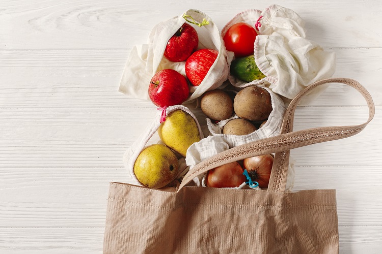 Una bolsa de tela con vegetales