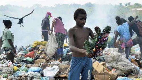 foto viral niño arbol basura navidad foto viral niño arbol basura navidad