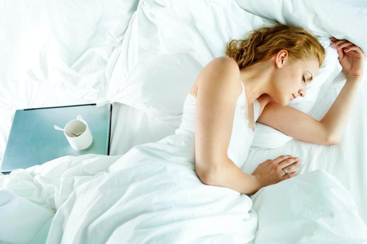 Apnea del sueño: problema en el que las vías respiratorias se estrechan o bloquean parcialmente Apnea del sueño: problema en el que las vías respiratorias se estrechan o bloquean parcialmente