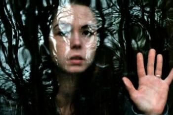 mujer tras vidrio Comprender que no es “falta de interés” o “frialdad” sino una condición específica permite eliminar el estigma y trabajar sobre ella. (PINTEREST)