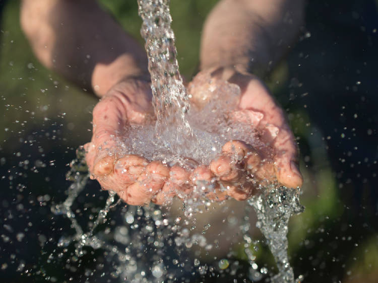 manos agua