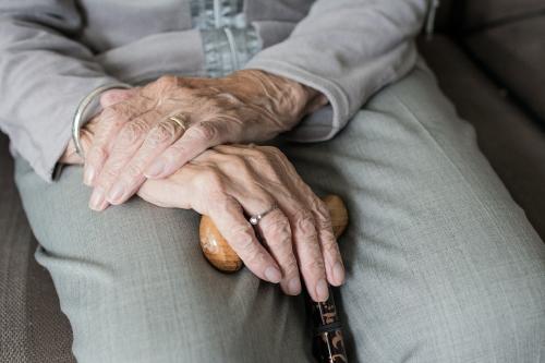 La primera paciente en el mundo en recibir vacuna del covid-19 tiene 90 años