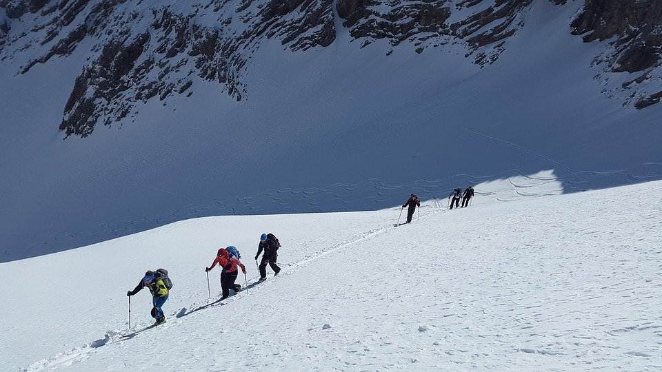 Comienzan a cubrir el glaciar una vez termina la temporada de esquí.