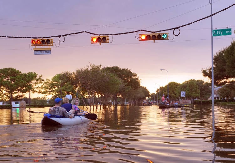 personas en una inundacion