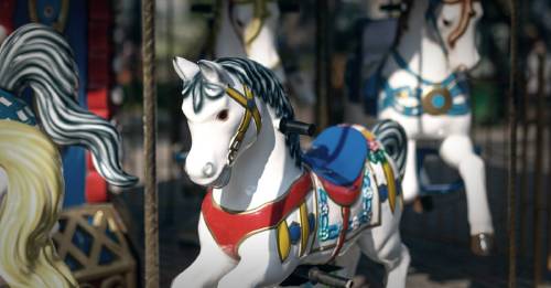 El horror de los carruseles de ponis que te hará llorar