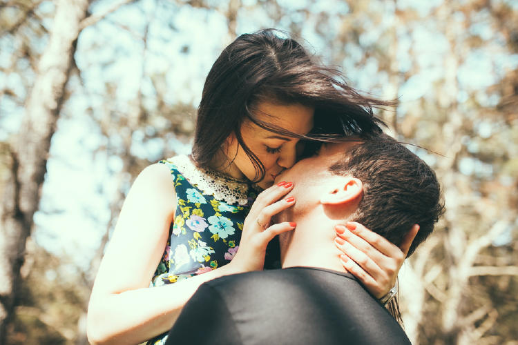 pareja besandose ¿Por qué los seres humanos comenzamos a besarnos?