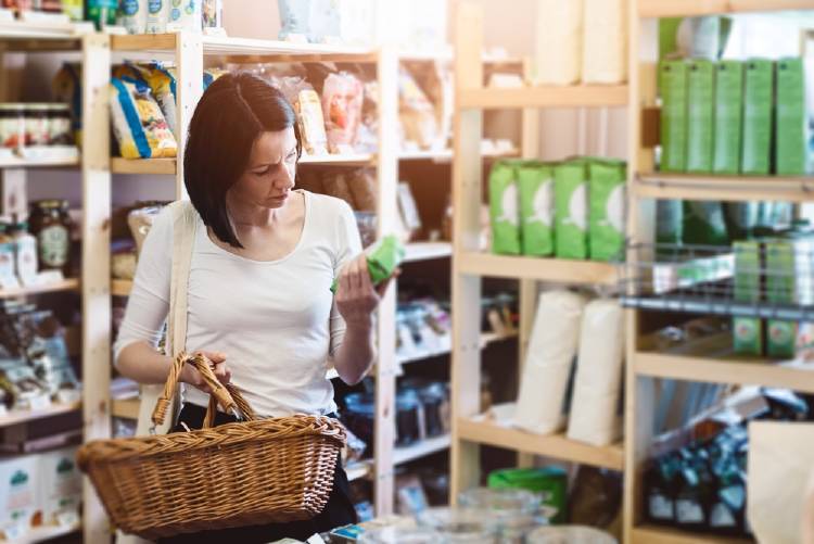 Una mujer revisa la etiqueta de los productos en el supermercado